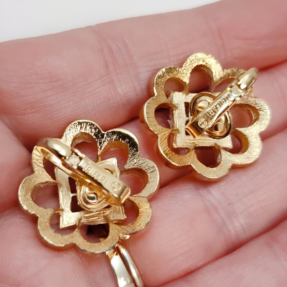 Crown TRIFARI Vintage Gold tone Square Open work Floral Clip on earrings - Picture 4 of 7